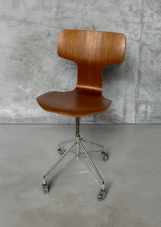 Vintage 3113 swivel chair by Arne Jacobsen (1971)