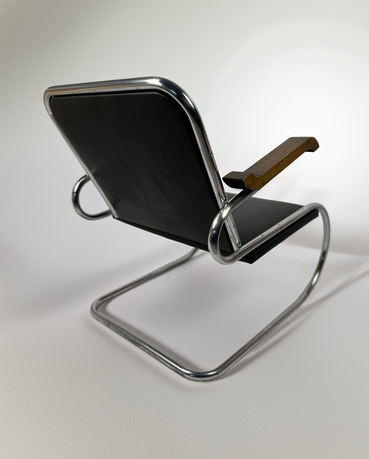 Pair of 1930s - 40s Bauhaus Cantilever Armchairs – Tubular Steel, Wooden Armrests