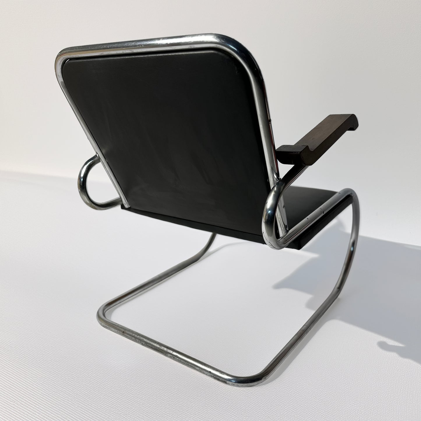 Pair of 1930s - 40s Bauhaus Cantilever Armchairs – Tubular Steel, Wooden Armrests